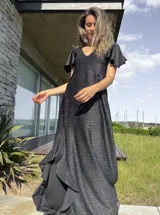 Vestido largo negro de lurex con escote en V y mangas cortas con volados.
