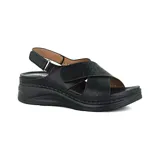 Sandalias negras con plataforma, tiras cruzadas con perforaciones y ajuste con velcro.