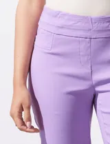 Pantalón negro de gabardina elastizada, marca Zac & Rachel. Corte recto, pretina ancha pespunteada, bolsillos simulados y largo al tobillo.