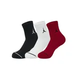 Pack de tres pares de medias Jordan de corte tobillero, en color negro, blanco y rojo. Cada media presenta el logo de Jordan bordado en el lateral.