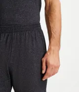 Conjunto de pijama corto para hombre, confeccionado en tejido de media malla con efecto jaspeado. Incluye una remera de mangas cortas con cuello redondo y una bermuda con cintura elástica.