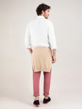 Camisa celeste de algodón con cuello abotonado, manga larga con puños abotonados y logo bordado en el pecho. Corte regular fit y teñido garment dyed para un acabado vintage.