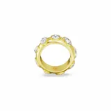 Anillo grueso bañado en tono oro con engaste de bisel con cristales transparentes de diferentes formas.