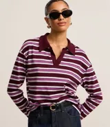Blusa de algodón a rayas horizontales color borgoña, lila y blanco, con cuello polo y mangas largas.