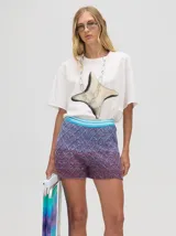 Short tejido a rombos con degradé de celeste a amarillo, calce suelto y pretina elástica combinada.