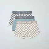Pack de tres bóxers de algodón con cintura elástica con la inscripción "Cool Vibes". Uno es liso celeste, otro a cuadros grises y blancos, y el tercero a cuadros grises y blancos.