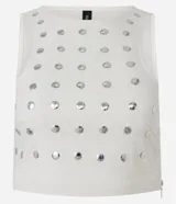 Top cropped sin mangas, color blanco, con escote redondo y tachuelas metalizadas distribuidas por toda la prenda. Posee cierre lateral de cremallera.