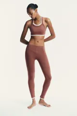 Top deportivo color ladrillo con escote redondo y tirantes blancos.