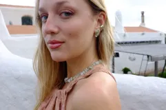 Par de aros colgantes de bronce y alpaca con diseño abstracto calado.