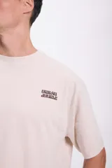 Remera beige de corte oversize con estampa en la espalda que dice 'Urban Jungle, street art brings life to urban spaces' y el nombre de la galería 'Spectrum Gallery, MN'.