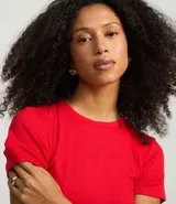 Blusa color beige de viscosa con elastano, de manga corta, cuello redondo, textura acanalada y bajo ondulado.