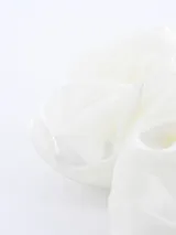 Colero blanco de tela con volantes.