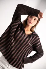 Buzo de punto con rayas horizontales en lurex color negro y marrón, cuello con medio cierre y logo tejido en el puño.