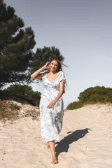 Vestido midi con estampado floral celeste y blanco, escote en V y mangas cortas abullonadas.