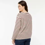 Camiseta de manga larga a rayas horizontales color crema y bordó, de corte amplio y cuello redondo.