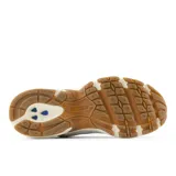 Championes urbanos New Balance modelo U530SUB, color gris y blanco, confeccionados en malla y cuero sintético, con logo "N" característico en los laterales y entresuela ABZORB.