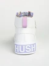 Zapatillas blancas de caña alta con detalles de la serie Friends, cordones lilas y cierre de velcro con el nombre de la serie.