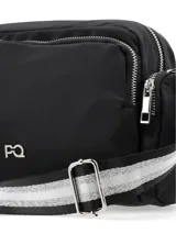 Cartera tipo bandolera o 'camera bag' de nylon negro, con múltiples compartimentos frontales con cierre de cremallera. Presenta un logo metálico plateado en el frente y correa ajustable con diseño de rayas blancas y grises.