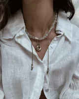 Collar regulable de bronce macizo con cuentas de piedra natural de cuarzo lima y jaspe rojo, y un dije central de labradorita.