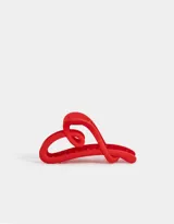 Broche para el pelo color rojo con diseño de corazón.