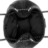 Cartera tipo bucket de Guess, color negro con apliques brillantes. Tiene asa de cadena y logo triangular de la marca en el frente.