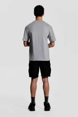 Remera deportiva gris con estampado frontal de la palabra 'Dopamine' en tipografía gótica y la palabra 'Reward' debajo.