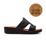 Sandalia de cuero color rosa, con plataforma baja color crema y detalle de textura geométrica en la tira superior.