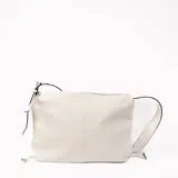 Bandolera de cuero sintético color blanco con textura granulada, cierre superior con cremallera, correa larga regulable y herrajes plateados.