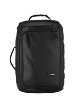 Mochila de viaje negra, de formato rectangular y estructura rígida, con asa superior y correas laterales. Presenta un diseño minimalista con cierre de cremallera en el compartimento principal y un pequeño parche con el logo de la marca "terrano" en la parte frontal inferior.