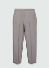 Pantalón de vestir color gris topo, de corte recto, con pinzas, bolsillos laterales y bajo con vuelta.