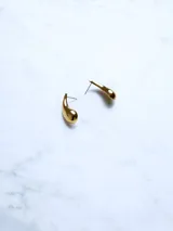 Par de aros colgantes dorados con forma de gota.
