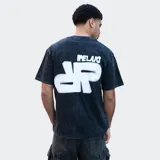 Remera negra con efecto acid wash y logo estampado en el pecho.