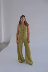 Pantalón de vestir color verde pistacho, de corte palazzo y tiro alto.