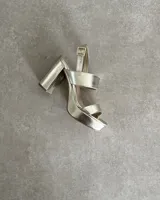 Sandalias negras de cuero sintético con plataforma y tacón cuadrado. Tienen dos tiras anchas sobre el empeine y una tira con hebilla alrededor del tobillo.