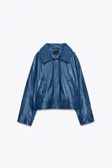 Cazadora azul de piel con cuello solapa, manga larga, bolsillos de vivo en delantero y cierre frontal con cremallera.