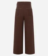 Pantalón wide leg marrón de sarga con bolsillos tipo carpintero y botones color carey.