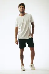 Bermuda deportiva color ladrillo, con cintura elastizada y cordón ajustable.