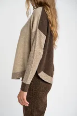 Sweater de punto con diseño color block en tonos beige, marrón y bordeaux.