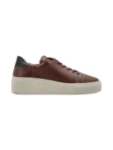 Sneaker Adelaida de cuero graneado color verde oliva, con cordones de algodón y suela elevada color crema.
