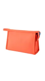 Neceser de neopreno color naranja, con cierre superior y bolsillo interno de rejilla.