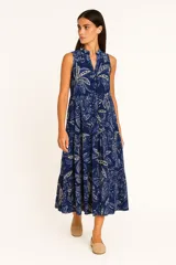 Vestido largo de viscosa con estampado floral en tonos azules y beige, corte amplio, cuello mao y abotonadura frontal parcial.