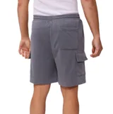 Bermuda de algodón gris oscuro, estilo cargo, con cordón blanco en la cintura y bolsillos laterales tipo parche.