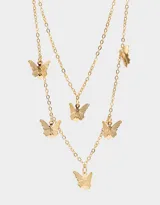 Collar corto dorado de doble cadena con dijes de mariposas.