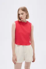 Musculosa roja con textura arrugada, cuello redondo y sin mangas.