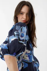 Camisa de lino con estampado floral en tonos azules, cuello mao, mangas abullonadas hasta el codo y cierre frontal con botones de nácar.