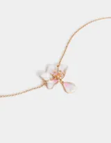 Collar de cadena dorada con dije de flor blanca con detalles rosados y centro dorado con strass.