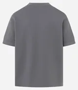 Remera color crema de corte amplio, con cuello redondo y mangas cortas con sisa desplazada. Confeccionada en algodón y poliéster.