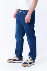 Pantalón jean de corte clásico color azul oscuro.