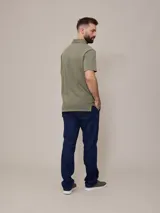 Remera polo marrón de piqué de algodón con cuello clásico y tapeta de dos botones. Logo bordado en el pecho. Corte clásico.