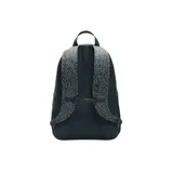 Mochila Nike Hayward color verde oliva con estampado floral sutil. Cuenta con un compartimento principal con cierre, funda interna para laptop, bolsillos laterales y sistema de cordones elásticos en el frente para sujetar objetos. Tiene correas acolchadas ajustables y correa de esternón para mayor comodidad.